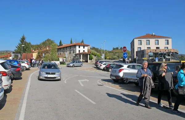 Po Brdih bo maja turiste zapeljal tudi krožni minibus, TIC selijo v 
Šmartno, na grad Dobrovo pa se vrača vinoteka. 