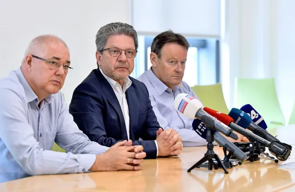 Glavni odbor zdravniškega sindikata Fides je na današnji seji 
odločil, da bodo vsi zdravniki in zobozdravniki od 1. junija delali 
dosledno po modri knjigi standardov in normativov.