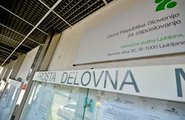 Konec marca je bilo pri Zavodu RS za zaposlovanje registriranih 
76.533 brezposelnih, kar je 5,2 odstotka manj kot februarja in 5,8 
odstotka manj kot marca lani. 