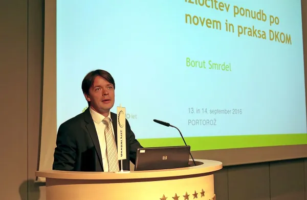 Borut Smrdel je v DZ poslal izjavo, v kateri poslance obvešča, da 
odstopa s funkcije predsednika Državne revizijske komisije.