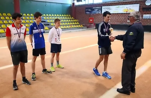 V pretežno primorski konkurenci je bil najuspešnejši član domače 
Skale Gašper Povh (na fotografiji prejema pokal), ki je zmagovalno 
serijo začel že v skupinskem delu tekmovanja.