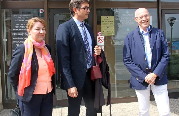 Elena Beškovnik, odvetnik Aleš Štravs in nekdanji direktor izolske bolnišnice Jani Dernič (z leve) po  včerajšnjem razpletu na sodišču 