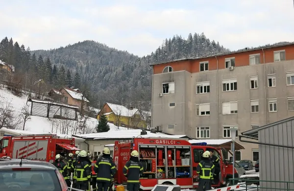 Kriminalistična preiskava požara, ki je 29. januarja prizadel 
jeseniško bolnišnico, je pokazala, da je na bolniški postelji 
zagorelo zaradi uporabe vžigalnika.
