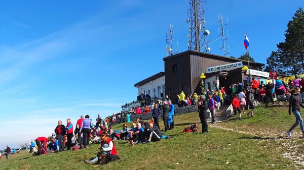Slavnik, ki mu  radi rečejo kar istrski Triglav, je s Tumovo kočo, ki 
so jo postavili leta 1957, priljubljena planinska postojanka istrskih 
planincev.  