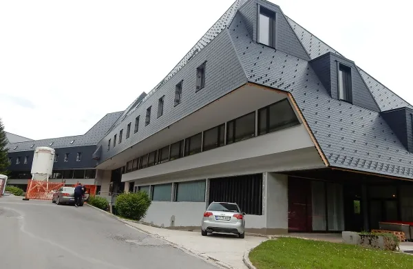 Gradbena dela  z novo streho vred so dokončali.
