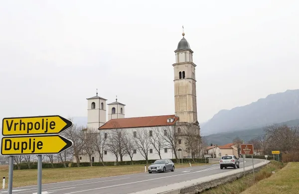 Cerkev je sicer formalno v ajdovski občini, a jo imajo Vipavci še 
vedno za svojo. 