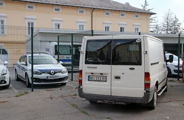 Na Bistriškem so policisti  v dveh dneh ustavili dva kombija, polna 
prebežnikov. 