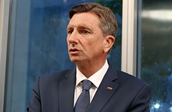 Predsednik republike Borut Pahor se je danes previdno odzval na 
razkritje, da so slovenskemu sodniku in agentki med arbitražnim 
postopkom prisluškovali hrvaški obveščevalci.