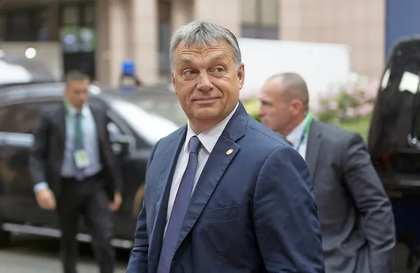 Madžarsko je razburila naslovnica Mladinine, na kateri se prvak 
SDS Janez Janša, poslanec SDS Branko Grims in evropski poslanec 
SDS/EPP Milan Zver stiskajo k madžarskemu predsedniku vlade 
Viktorju Orbanu, ki medtem drži roko v fašističnem pozdravu.