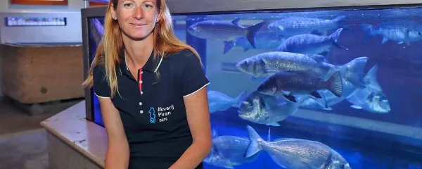  Manja Rogelja, strokovna vodja Akvarija Piran, je od nekdaj 
povezana z Akvarijem, saj je živela v hiši za njim. 