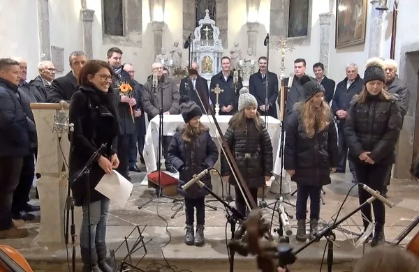 Na CD-ju Sonce ljubo zazvenijo pesmi, ki so jih posneli na koncertu 
v predbožično mrzli hrušiški cerkvi sv. Krizogona. 