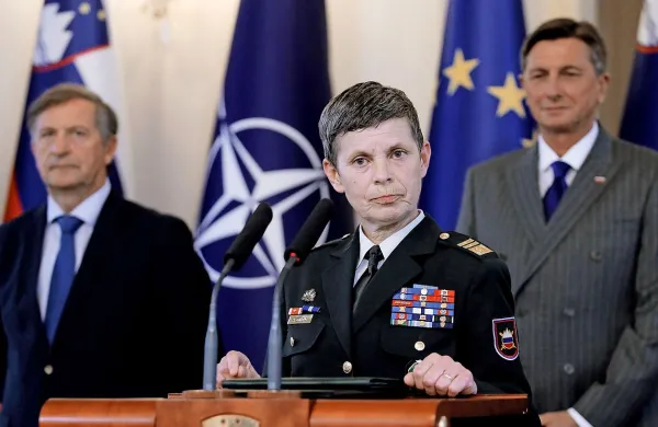  Med ključnimi razlogi, zakaj ne pride do izboljšanja ocene pripravljenosti Slovenske vojske, so pomanjkanje 
kadrov, oborožitvenih sistemov in opreme ter zaostanki  v procesu izgradnje vojaških zmogljivosti. Na fotografiji: 
Karl Erjavec, Alenka Ermenc in Borut Pahor
