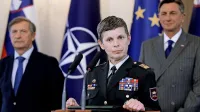  Med ključnimi razlogi, zakaj ne pride do izboljšanja ocene pripravljenosti Slovenske vojske, so pomanjkanje 
kadrov, oborožitvenih sistemov in opreme ter zaostanki  v procesu izgradnje vojaških zmogljivosti. Na fotografiji: 
Karl Erjavec, Alenka Ermenc in Borut Pahor