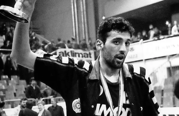 Sloviti jugoslovanski oziroma srbski center in trenutno eden 
izmed vodilnih mož pri moštvu Sacramento Kings Vlade Divac je 
med letošnjimi izbranci v košarkarski hram slavnih severnoameriške lige NBA s sedežem v Springfieldu v zvezni državi 
Massachusetts.