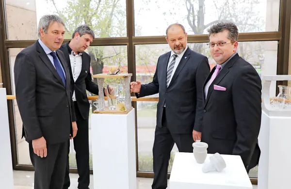 Sežanski župan David Škabar, predsednik OOPZ Sežana Jernej 
Bortolato, predsednik državnega sveta Alojz Kovšca in ravnatelj 
Anton Marn so si ob podelitvi ogledali tudi razstavo študentskih 
izdelkov. 