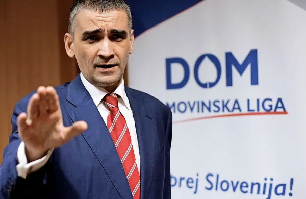 Približno 200 delegatov pred kratkim ustanovljene stranke DOM - 
Domovinska liga je na današnjem kongresu v Ljubljani za predsednika stranke izvolilo Bernarda Brščiča.