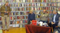 Z gostovanjem Angela Florama in   Andree Bellavite je komenska knjižnica začela nov niz 
pogovorov Povezani.


