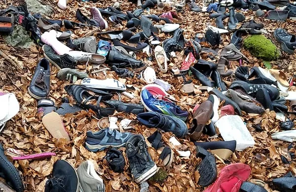 V naravnem okolju na Črnovrški planoti so pred kratkim odkrili 
številne odvržene čevlje, med katerimi so tako ponošeni kot tudi 
popolnoma novi.