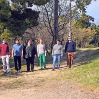 Nagrajena ekipa Studia Kernel z ankaransko podžupanjo Barbaro 
Švagelj (druga z desne) in Nino Jurinčič, svetovalko za turizem 
Občine Ankaran (tretja z leve) na klifu Debeli rtič. 