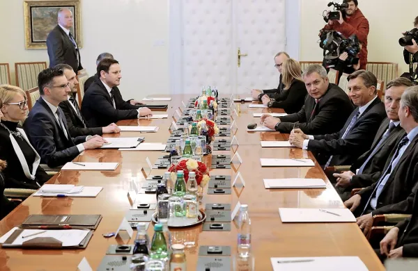 Svet za nacionalno varnost se je danes seznanil s poročilom v zvezi 
s prisluhi v arbitražnem postopku ter obsodil kakršnekoli poskuse 
vplivanja na svobodo delovanja slovenskih medijev.