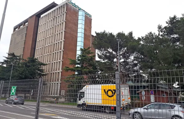 Uradnih informacij o  razpletu prodajnega postopka za večinski delež Intereurope še ni, neuradno pa je slišati, da  
naj bi v boju zmagala Pošta Slovenije.

