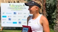 Nika Radišić s priznanjem za prvo posamično turnirsko zmago 
med poklicnimi igralkami.