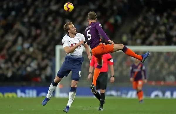 Bo Harry Kane (levo) s soigralci iz Tottenhama kos Manchester 
Cityju?