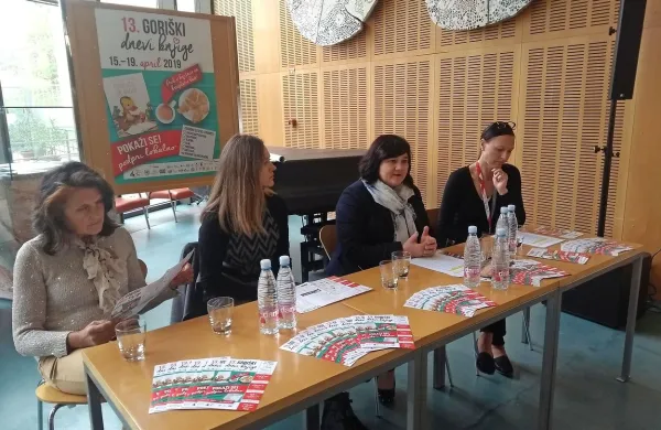 Goriške dneve knjige so najavile (z leve) Darinka Kozinc, predsednica goriškega literarnega kluba GOvoRICA, Majda Petejan z 
mestne občine, direktorica Goriške knjižnice Franceta Bevka Irena 
Škvarč in  Tina Podgornik, koordinatorica prireditev v knjižnici. 

  
