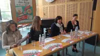 Goriške dneve knjige so najavile (z leve) Darinka Kozinc, predsednica goriškega literarnega kluba GOvoRICA, Majda Petejan z 
mestne občine, direktorica Goriške knjižnice Franceta Bevka Irena 
Škvarč in  Tina Podgornik, koordinatorica prireditev v knjižnici. 

  