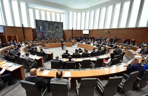 V DZ razpravljajo o hrva&scaron;kem prislu&scaron;kovanju