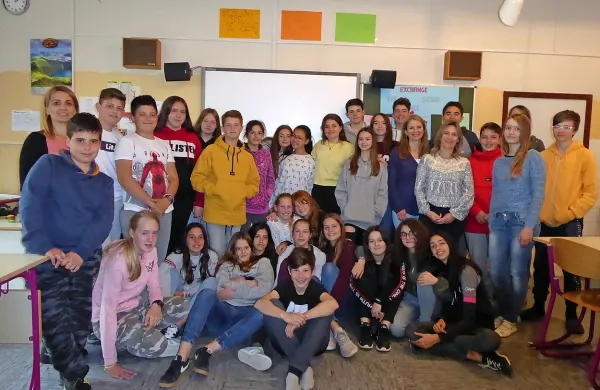 Za spomin: izolski in španski učenci, ki so s 13 leti v drugem letniku 
“višje” šole. Petnajsterico sta spremljali   dve učiteljici.   