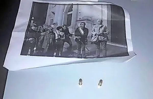 Novinar deželnega sedeža RAI Gianni Taormina je danes zjutraj v 
videmski redakciji prejel nanj naslovljeno kuverto z dvema 
izstrelkoma in izrezkom fotografije iz časopisa, na katerem je 
njegov obraz obkrožen in prekrižan. 