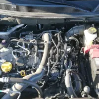 Novi 1,3-litrski motor uspešno nadomešča ostale bencinske 
motorje v qashqaiju, le nered pod motornim pokrovom bi bil lahko 
manjši.