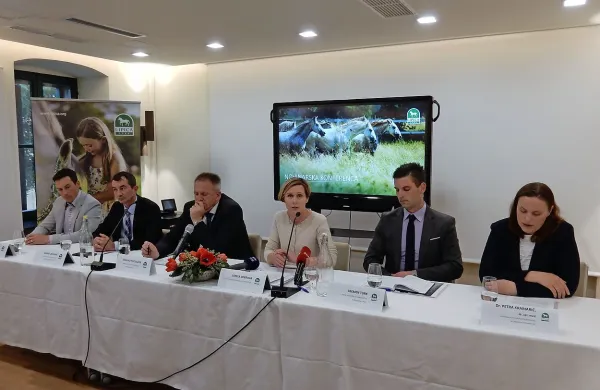 Enotno v podporo Kobilarni Lipica (z leve):  Miha Tavčar,  Marko Drofenik, minister  Zdravko Počivalšek, Lorela Dobrinja, Klemen Turk in 
dr. Petra Kramarič.   