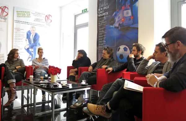Slovensko praizvedbo igre  so predstavili (z leve) dramaturginja Nina Šorak, igralki Tjaša Hrovat in Mojca Partljič, režiser Daniel Day 
Škufca, scenograf Voranc Kumar, igralec Igor Štamulak in dramaturg v koprskem gledališču  Miha Trefalt.  