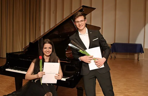  Nastasja Češnjevar Ušumović in Vid Ibic z Glasbene šole Koper sta 
najvišje ocenjena pianista - ona je  edina dobitnica 100 točk med  
šolajočimi se na primorskih  šolah, on pa je  poleg prve nagrade in 
zelo visoke ocene prejel še posebno priznanje za najboljšo izvedbo 
obvezne skladbe.
