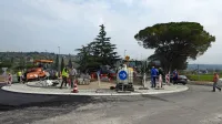 Na krožišču so včeraj dopoldne že začeli polagati asfalt. 