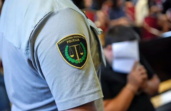 Na ministrstvu za pravosodje je dovoljeno število zaposlitev vlada  
povečala za 60, od tega 30 za potrebe Uprave RS za probacijo in 30 
za potrebe Uprave RS za izvrševanje kazenskih sankcij. 