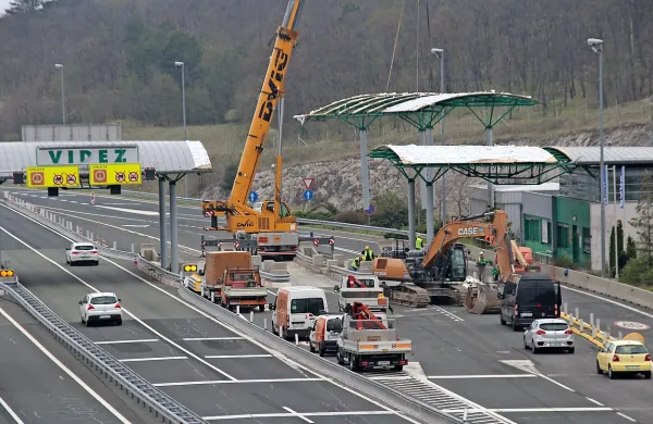 Včeraj dopoldne so delavci odstranjevali streho nad cestninsko 
postajo.