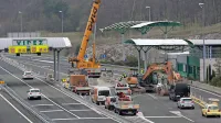 Včeraj dopoldne so delavci odstranjevali streho nad cestninsko 
postajo.