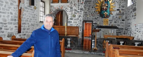 Župnik Franc Kavčič je skupaj s farani ponosen na cerkev, ki so jo obnovili po načrtih Jožeta Plečnika, in na božji grob. 