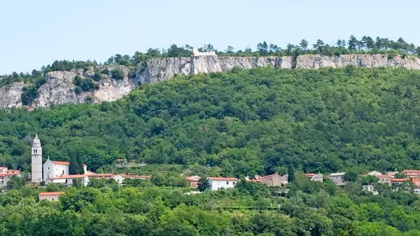 Črni kal je bila obmejna vasica pod Kraškim robom, na meji med Beneško republiko in Habsburško monarhijo.