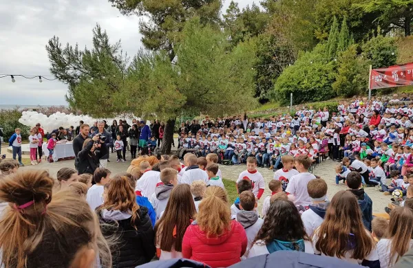 Jan Oblak je razveselil najmlaj&scaron;e na Debelem rtiču