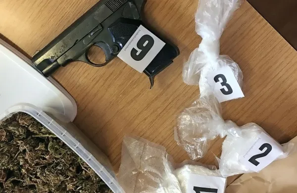 Tako orožje kot prepovedano drogo bodo policisti poslali v 
nadaljnjo strokovno analizo.