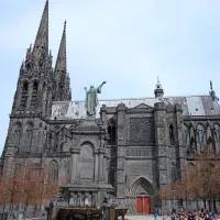 Mogočno katedralo, zgrajeno iz temnega vulkanskega kamna, je videti daleč naokrog. 