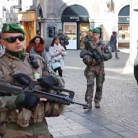 Po sicer spokojnem mestu Clermont-Ferrand se tu in tam sprehodi 
mrka in do zob oborožena protiteroristična vojska.  