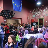 Večnamenski prostor v gledališču Théatre du Pélican  je bil jedilnica in debatna soba za mlade z vseh vetrov. 