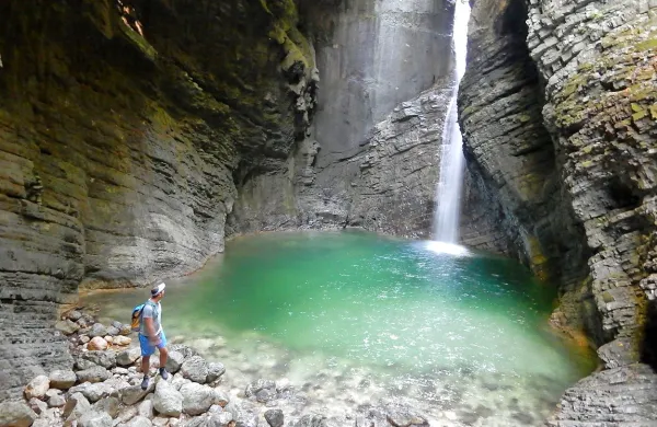 Soška pot se prične v ustju potoka Kozjak, pod istoimenskim 
slapom.