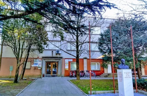Junija bo morda že jasno, ali bo občina po sodni poti dobila 
lastništvo stavbe na Kidričevi 9. 