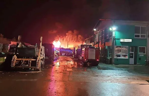 

Policija ogleda kraja požara še ni začela, saj na požarišču 
intervencijo še vedno opravljajo gasilci, so še navedli.